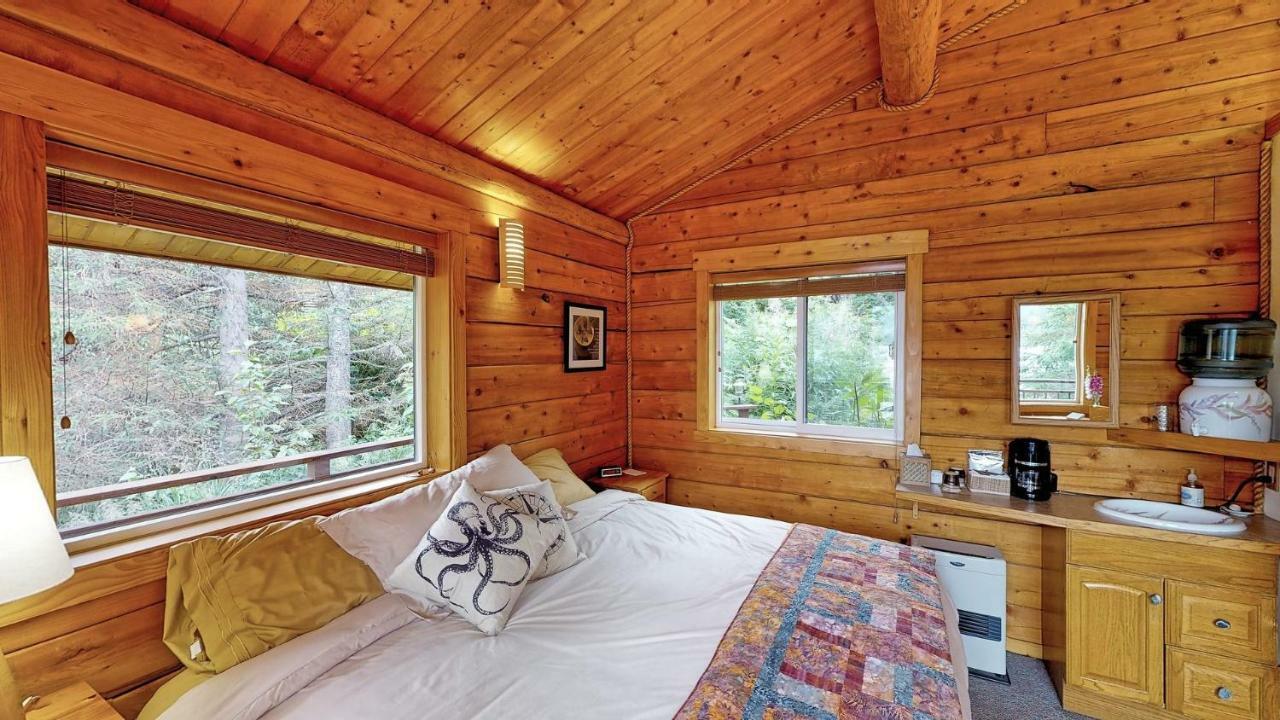 Stillpoint Lodge - All-Inclusive Halibut Cove Eksteriør billede